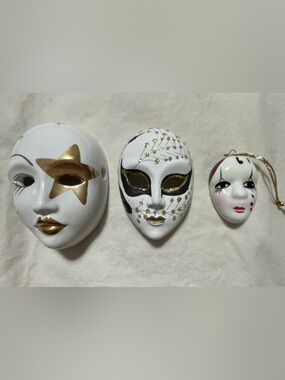 Paran White and Gold Venetian-Style Decorative Mask